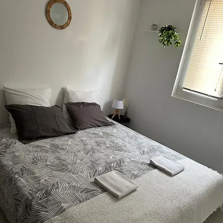 Quarto em Acomodações Particulares Privat In Private Security With Free Parking, 1 Minute From Tramway, 9 Minutes From De Center, Accessible Transports Nice
